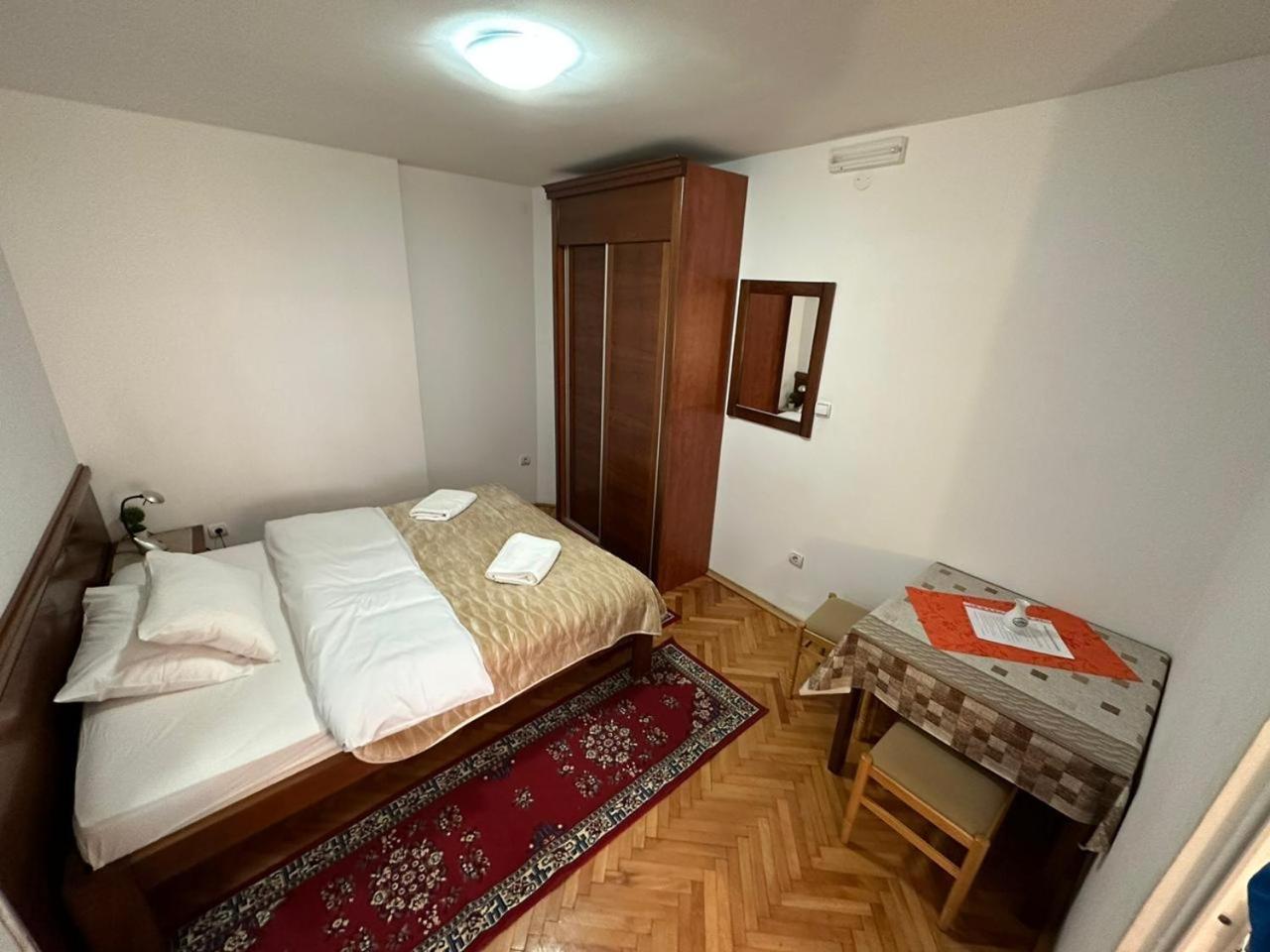 Apartment App4